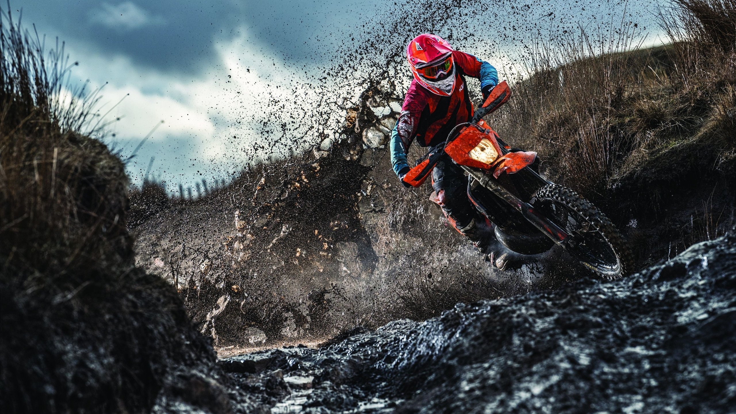 王者归来！萨拉赫安联球场破门+神助攻，拜仁观众席沸腾致敬，萨拉赫王者归来！安联球场破门加神助攻引爆拜仁观众席致敬